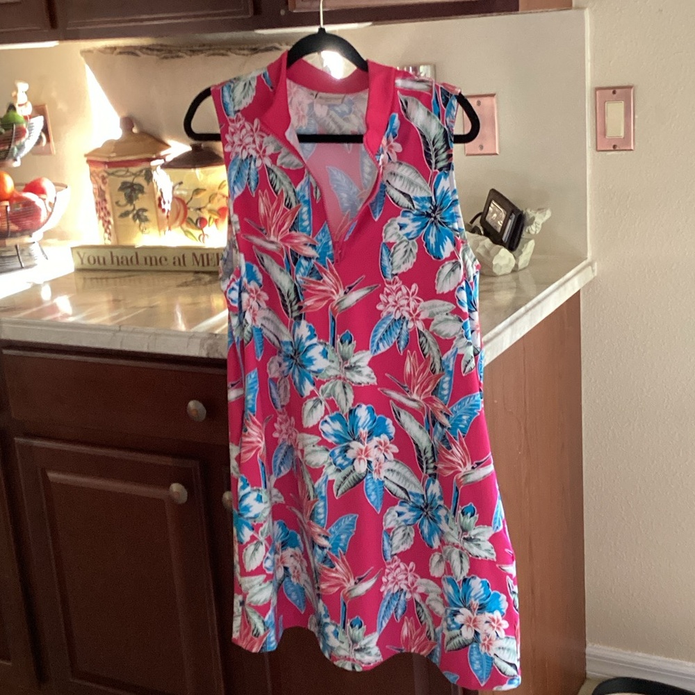 Women’s size Large Tommy Bahama Golf Dress. Pretty floral print.